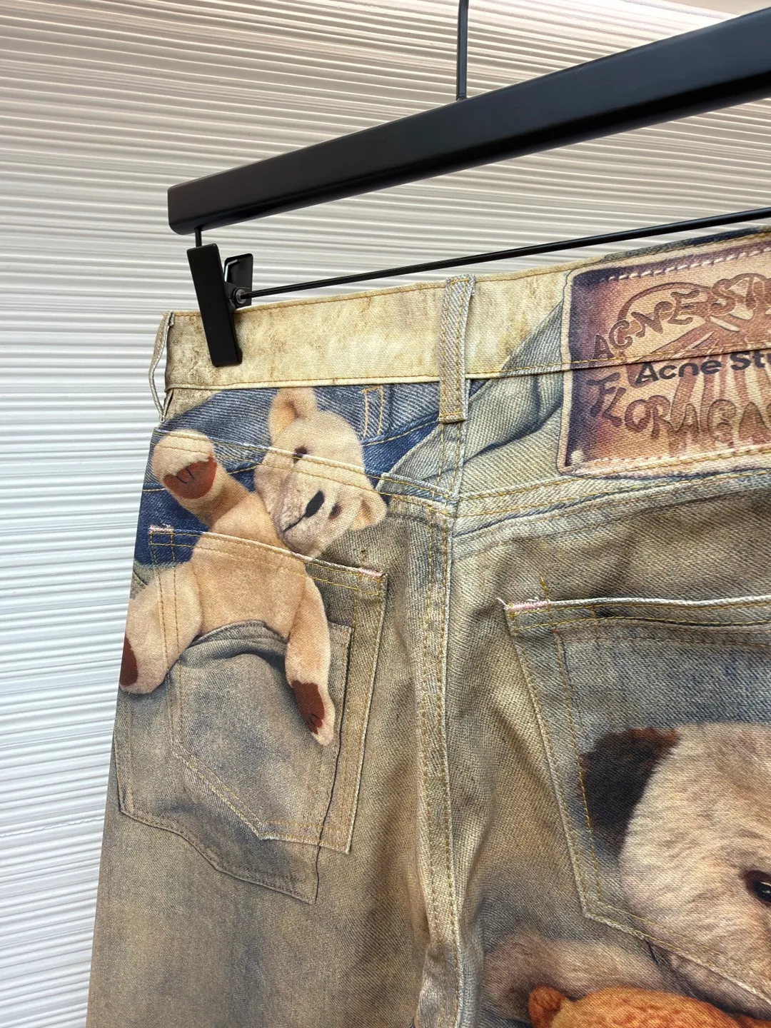 Acne Studios 1981 Teddy Bear 3D printed wide-leg jeans ●Original version: purchased and developed by 6874 ●Item number: 1681986-A80 ●Material: denim fabric ●Technology: 3D printing ●Version: loose fit ●Weight: about 660 grams ●Size: XS-S-M-L-XL-XXL ●Description: These teddy bear-themed jeans are made of 100% heavyweight cotton denim and are pre-shrunk to ensure size stability. The core technology is digital direct-injection printing from Heidelberg, Germany. The teddy bear pattern is first positioned and printed and then cut into a single piece to ensure the integrity of the pattern and position accuracy. It is paired with handmade three-dimensional patching + ribbon decoration, and sewing reinforcement is used to make the doll elements present a 3D level. The washing process goes through 5 processes: desizing, atomizing, manual re-spraying, color setting and distressing, and finally forming an aged gradient blue tone. The hardware uses custom logo buttons, and a built-in lining at the waistband enhances stiffness. The pants are straight and wide-leg cut, taking into account both relaxation and comfort. The overall wiring is straight and delicate, the fabric is comfortable and soft, and the color is consistent without color difference. It can be matched with the same style to create a fashionable look and control various occasions. Customized accessories, complete with three standards, same style for men and women!
